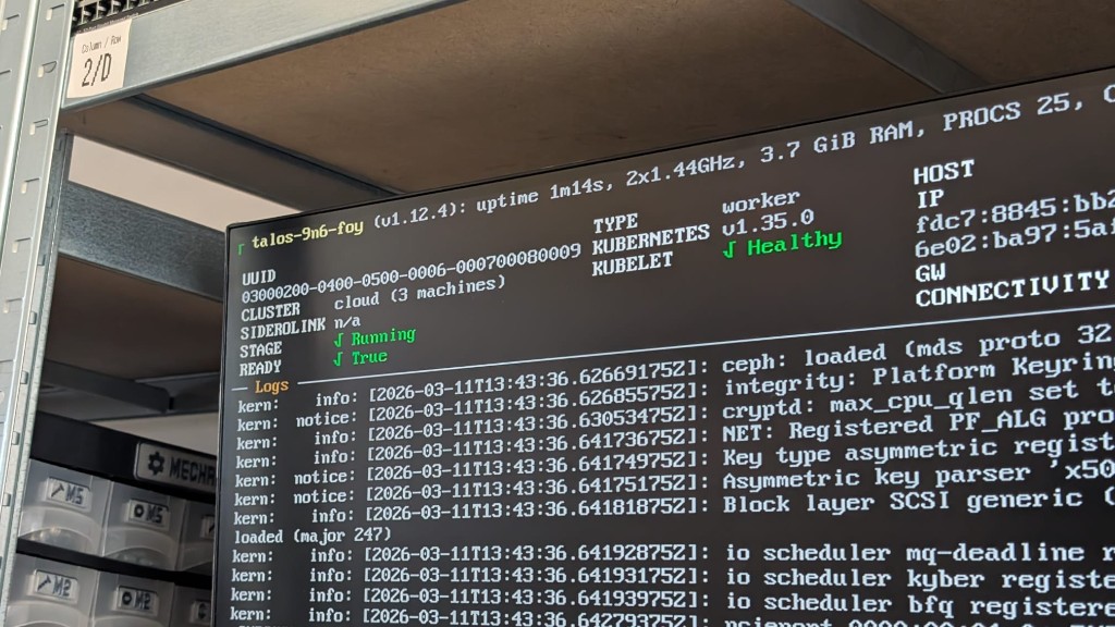 Monitor afișând consola unui nod Talos Kubernetes integrat în cluster