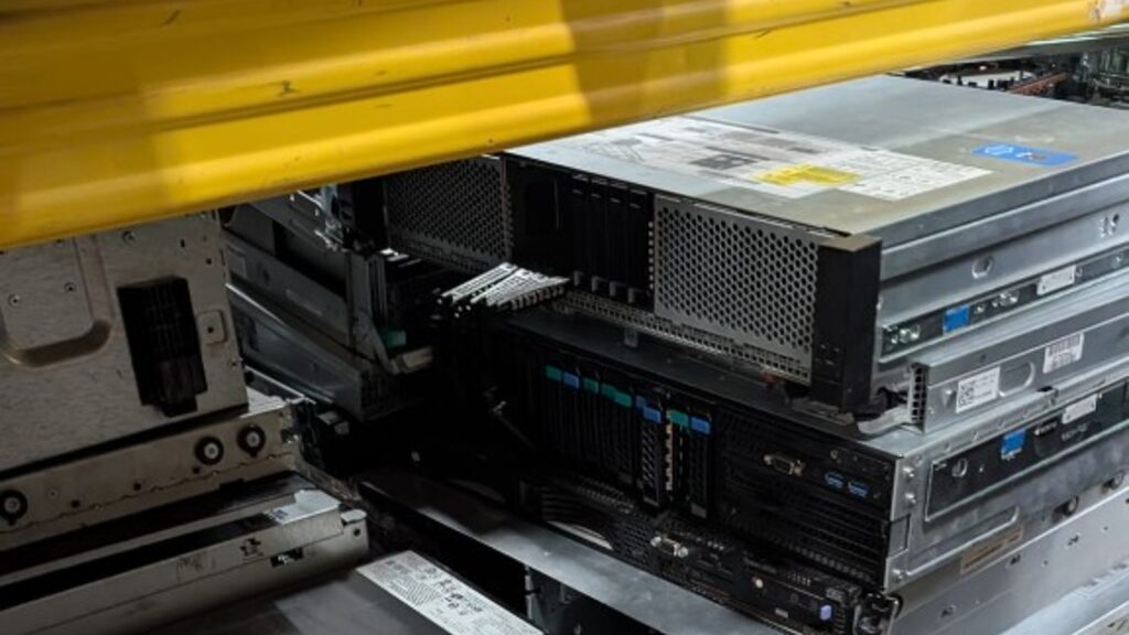 Stive de echipament de server dezafectat, recuperat din deșeuri electronice